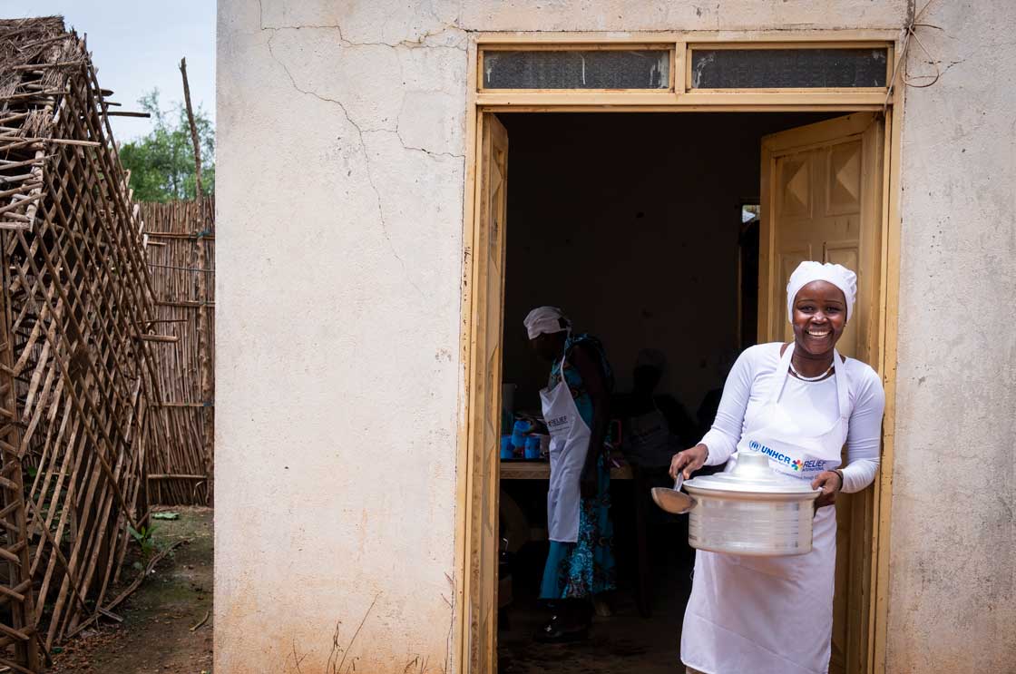 In 2016 grants were given to small business owners, but a capacity gap was observed. As a result, a vocational training center for both refugees and the host community was set up in Bunj. At this vocational training center, 25 women are being trained in hair styling and another 25 in food preparation and baking. Rania, 30, is from the host community and has been running a restaurant since 2017. Elie Gardner/RI