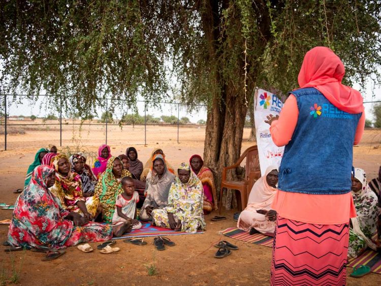 Women and their children gather at the Umgedebbo demonstration garden in North Darfur, Sudan. Elie Gardner/RI