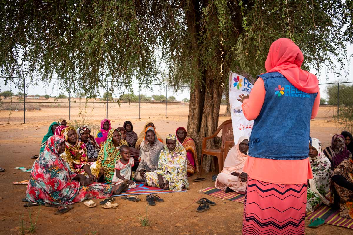 Women and their children gather at the Umgedebbo demonstration garden in North Darfur, Sudan. Elie Gardner/RI