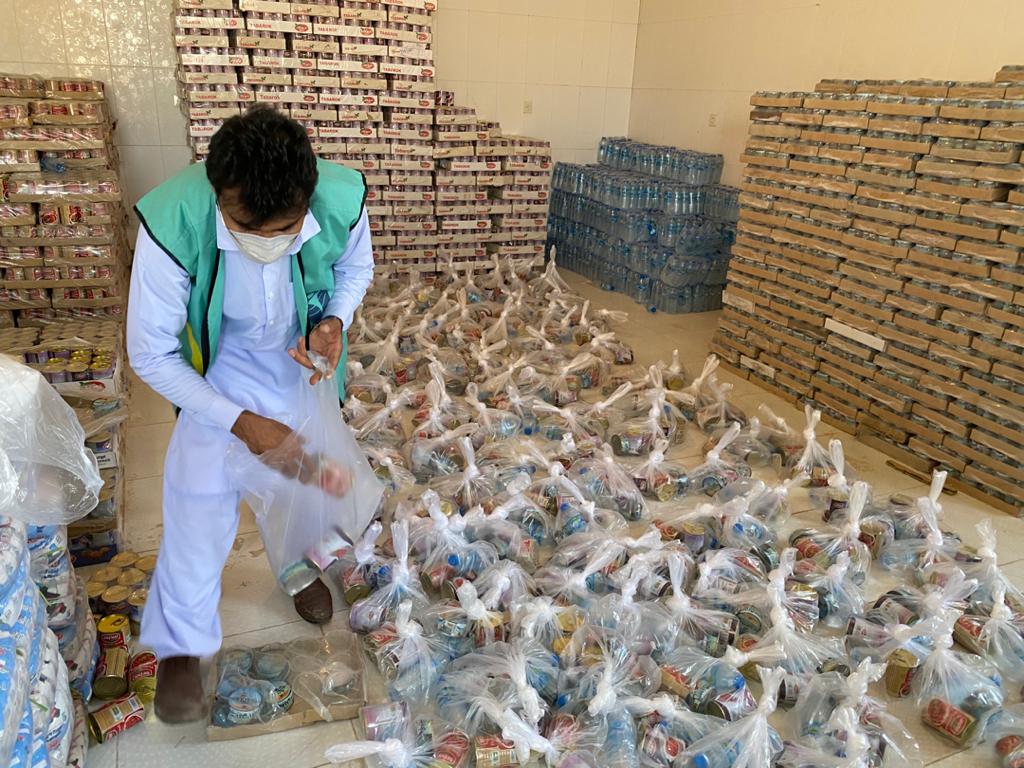 Volunteer-making-food-baskets.jpg