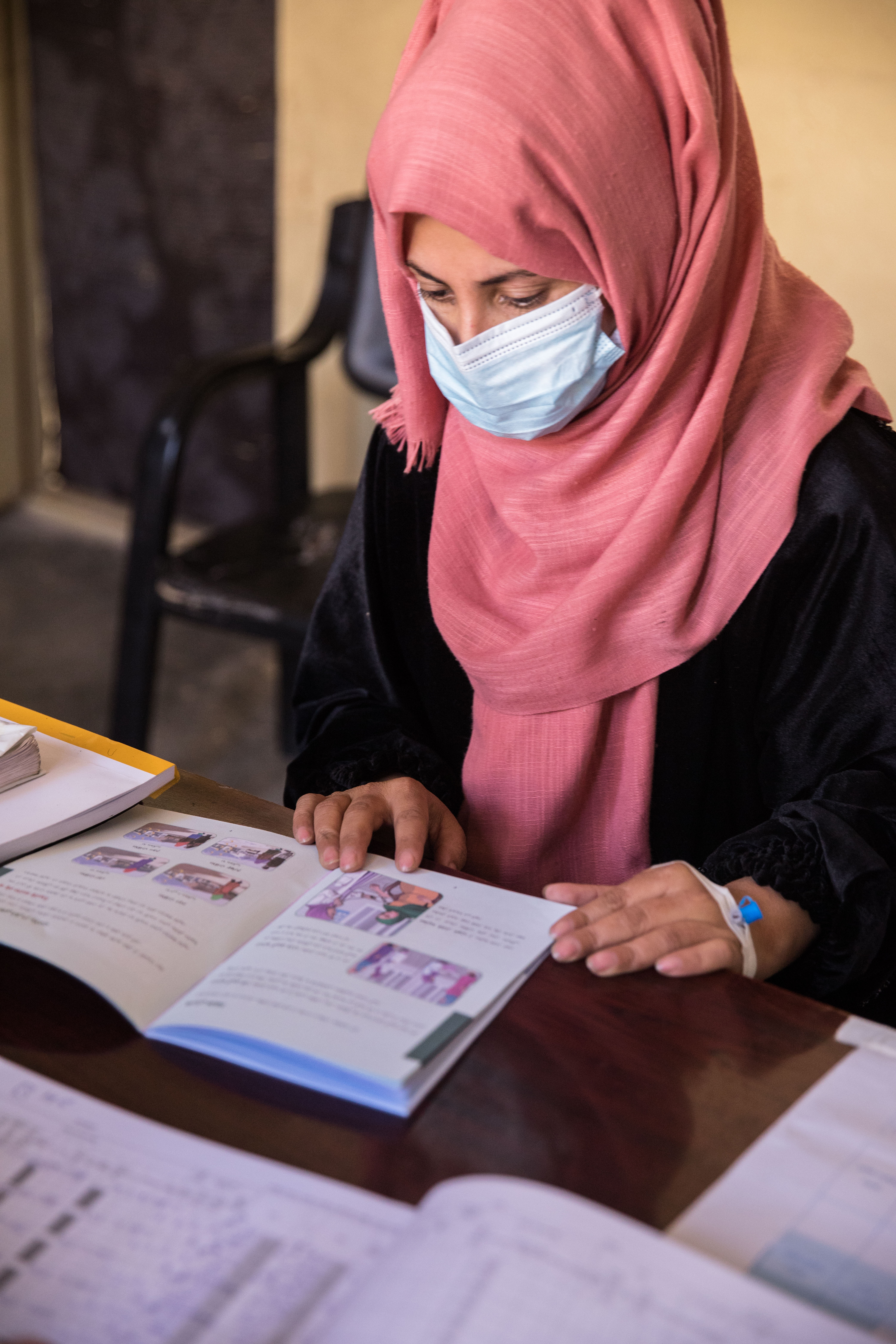 Noor accessing maternal healthcare information Noor accessing maternal healthcare information